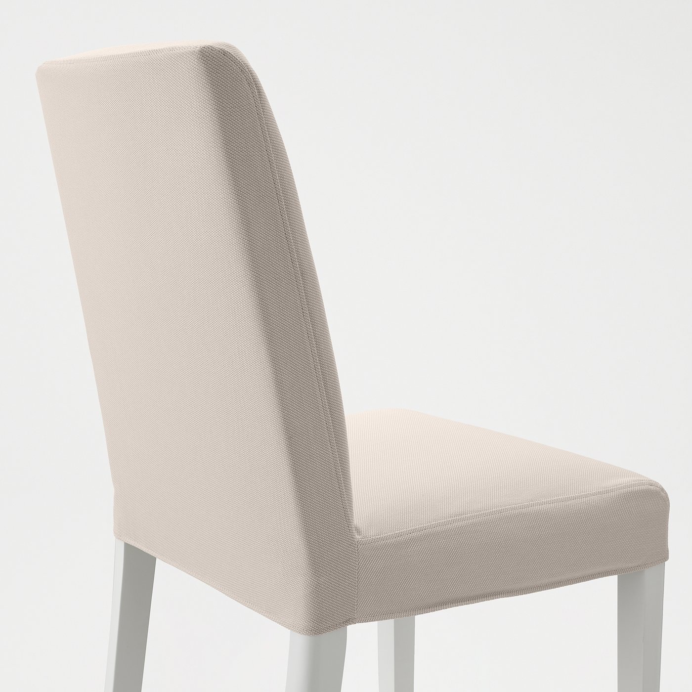 En beige stoppad stol med eleganta ben, designad för komfort med optimalt stöd och dämpning, presenterad i en minimalistisk miljö.