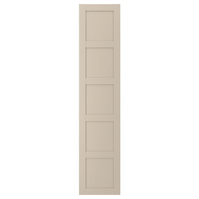 En BERGSBO halvmatt beige skåpdörr med fyra paneler.