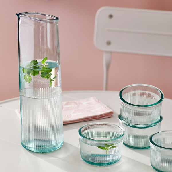 Grön, räfflad BERGVATTNET-karaff tillverkad av återvunnet glas med hällbar pip.