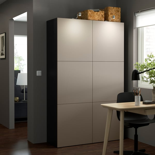 Stor, minimalistisk förvaring BESTÅ i beige, som passar mellan dörröppning och skrivbord, med flätade korgar på toppen.