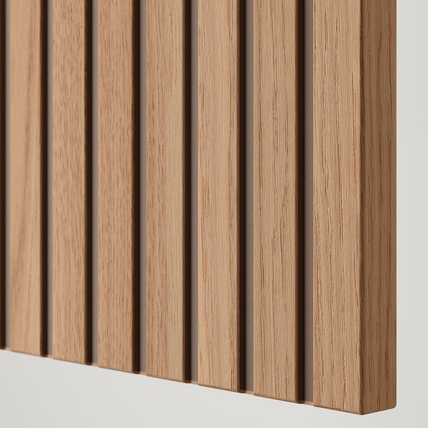 Vertikal träpanel av BESTÅ-möbler , som visar naturlig ekstruktur och kvalitetshantverk.