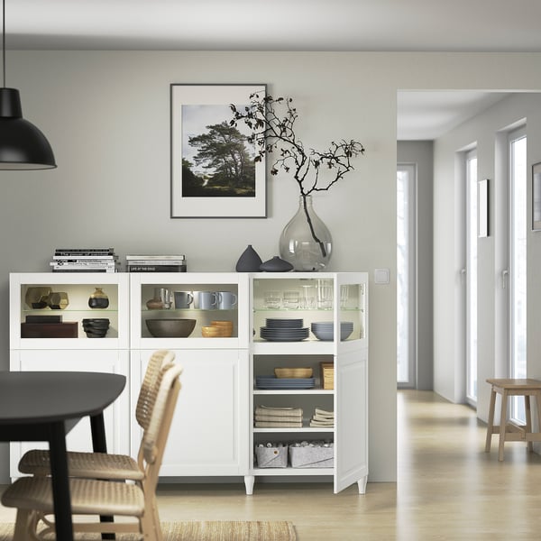 Modern matsal med skänken BESTÅ, pendellampa och minimalistisk inredning.