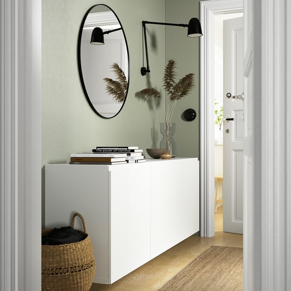Vitt vägghängt skåp STÅ, luftigt med flyttbara hyllplan.
