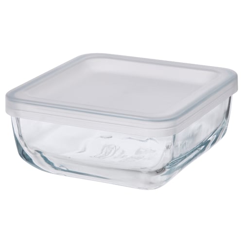 En matbehållare i klarglas med ett vitt plastlock. Den är fyrkantig och designad för förvaring av mat.