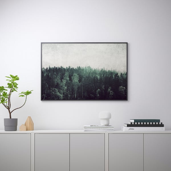 Dimmiga träd väggkonst, växter, prydnadsföremål, lampa och böcker.