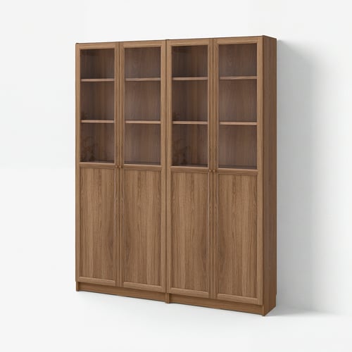 En brun BILLY-bokhylla med fyra sektioner, med glasdörrar ovanpå och trädörrar nedanför.