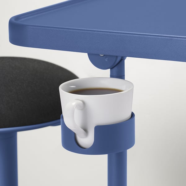 Blått laptopstativ rymmer vit kaffekopp.