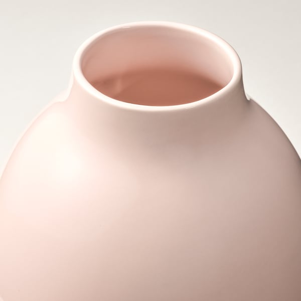 Stor pastellrosa vas, slät yta, smal hals, rund form.