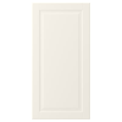En BODBYN benvit skåpdörr med en traditionell fasad paneldesign. Den är gjord av fiberplatta och har en slät lackerad yta som är lätt att rengöra.