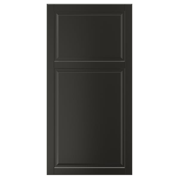 Den svarta skåpdörren BODBYN, med en klassisk design med en fasad panel och slät lackerad finish.