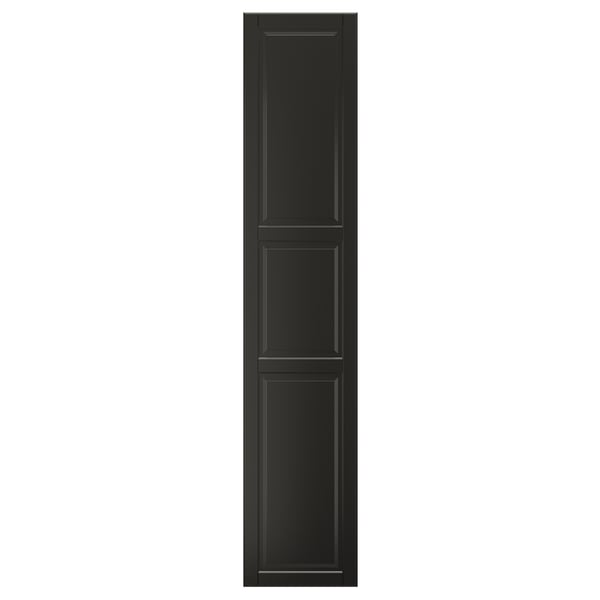 En svart garderobsdörr BODBYN med en klassisk fasad paneldesign, tillverkad av fiberskiva för hållbarhet.