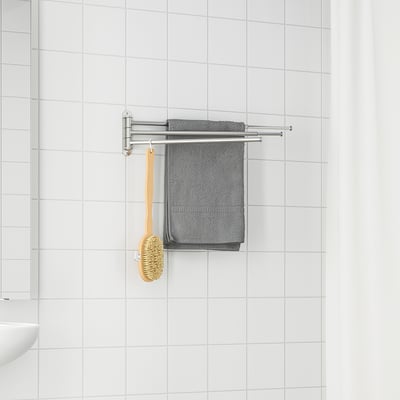 BROGRUND handdukstork i silver med grå handdukar och träborste, monterad på vit kaklad vägg, liten storlek.