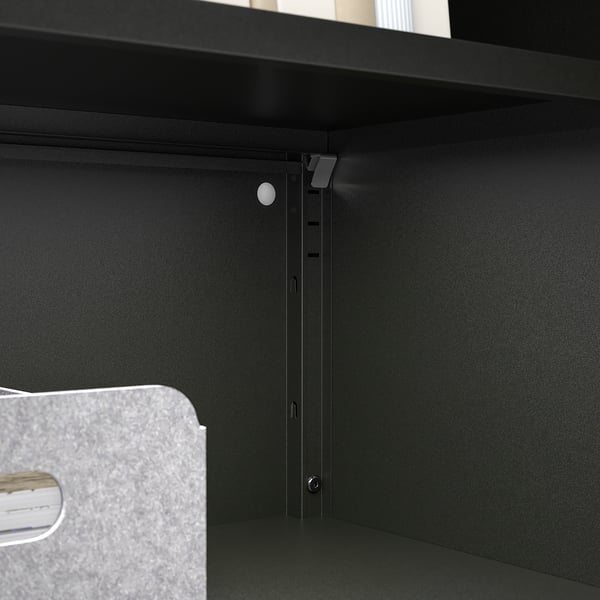 Förvaringsskåp i svart metall med skjutdörr, bottenhylla och justerbar hylla, designad för hållbarhet.