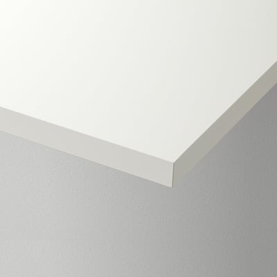 Rent, vitt hörn av en modern, minimalistisk vägghylla som visar upp sin eleganta och sömlösa design.
