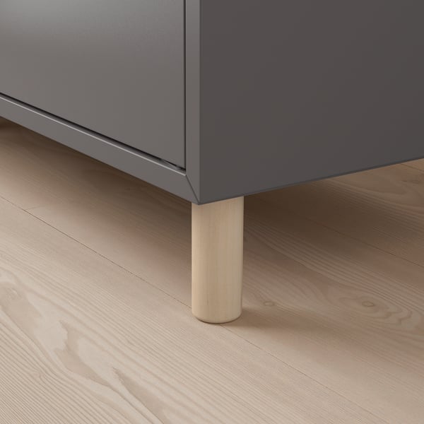 Modernt förvaringsskåp med elegant grå finish och rejäla träben.