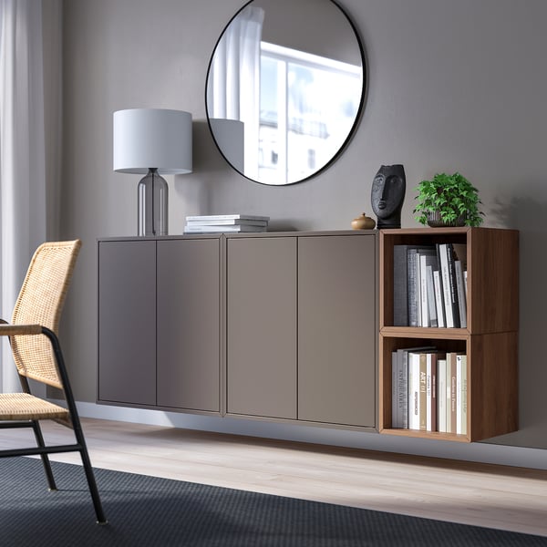 Modern förvaring: grått EKET-skåp, trähylla, spegel, lampa, korgstol.