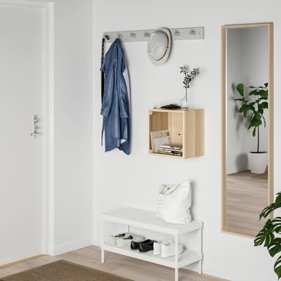 Entré med EKET förvaring, hylla, bänk, spegel och växt.