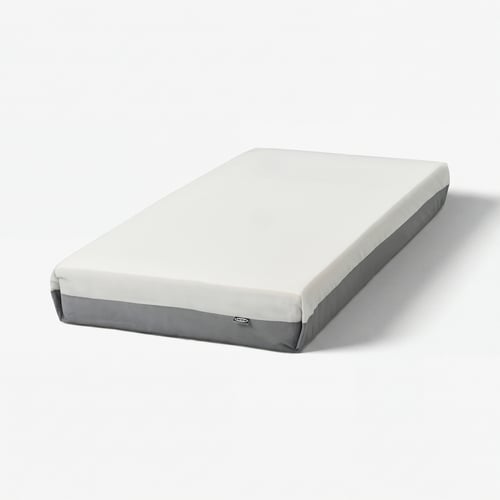 En vit rektangulär madrass med grå kant från IKEA.