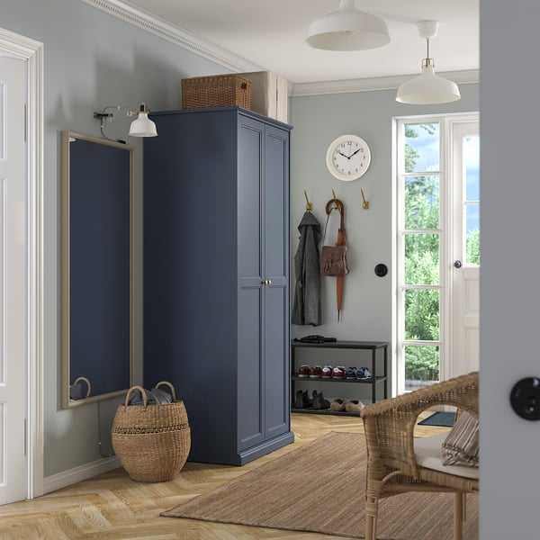 Grå FÅGELFJÄLLET-garderob med spegel, korg, krokar – modern, hög, lugn inredning.
