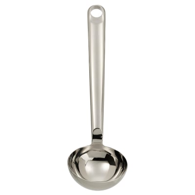 En FINMAT-soppslev med silverfinish. Den har en kropp i rostfritt stål och ett lätt böjt handtag designat för enkel användning.