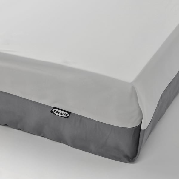 Madrass av hög kvalitet med överdel av återvunnen polyester, med förstärkta kanter och en kärna av pocketfjädrar för komfort.