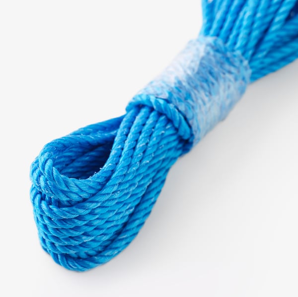 Blått polypropenrep lindat tätt, synlig struktur och väv, högkvalitativt utseende.