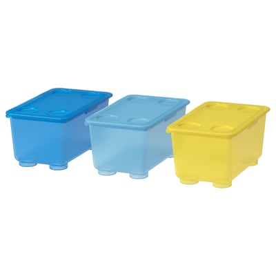 Tre färgglada förvaringslådor i plast, blå, ljusblå och gula, staplade tillsammans med lock på en vit bakgrund.