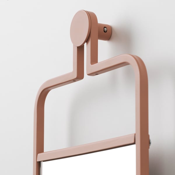 Modern väggmonterad spegel med snyggt handtag och stötfångare, pastellrosa finish.