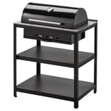 Svart GRILLSKÄR kolgrill med stativ; kupolformat lock, metallhyllor, inbyggd termometer.