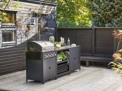 Modernt utekök med svart GRILLSKÄR grill och diskho; Snygg design, rostfritt stål och pulverlackerat stål.