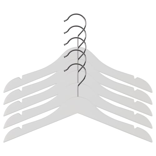 Fem grå plasthängare med kromkrokar, prydligt arrangerade på rad mot en vit bakgrund. Designad för barnkläder.
