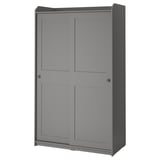 Grå HAUGA garderob med skjutdörrar, modern minimalistisk design, hängande och vikbar förvaring.