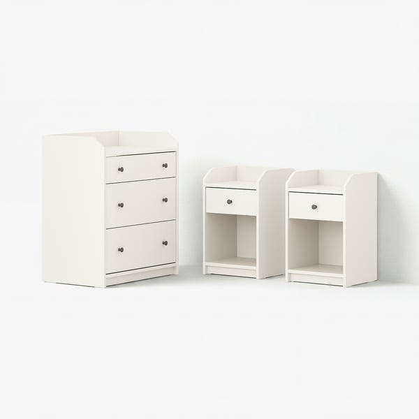 Det tredelade vita HAUGA-möbelset inkluderar en kista med lådor och två nattduksbord. Minimalistisk design för snabb och enkel förvaring.