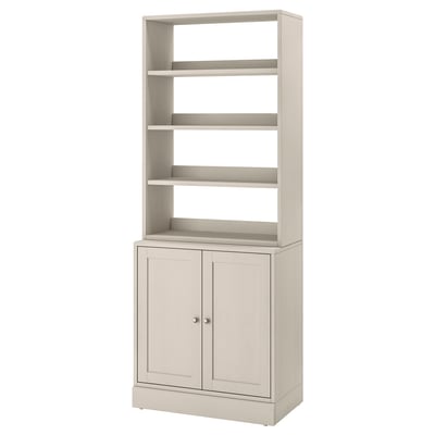 En ljusbeige förvaring från HAVSTA. Den öppnar hyllor på toppen och stängda skåp nedanför med en trädesign.