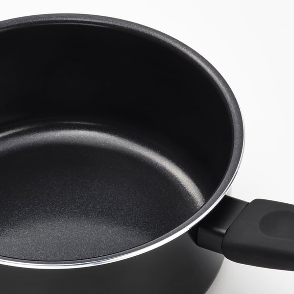 Svart non-stick kastrull med bekvämt handtag; kvalitetsmaterial, jämn värmefördelning.