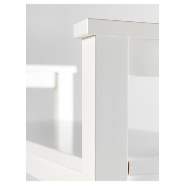Vit HEMNES bänk med traditionell design, synlig i hörninställningen.