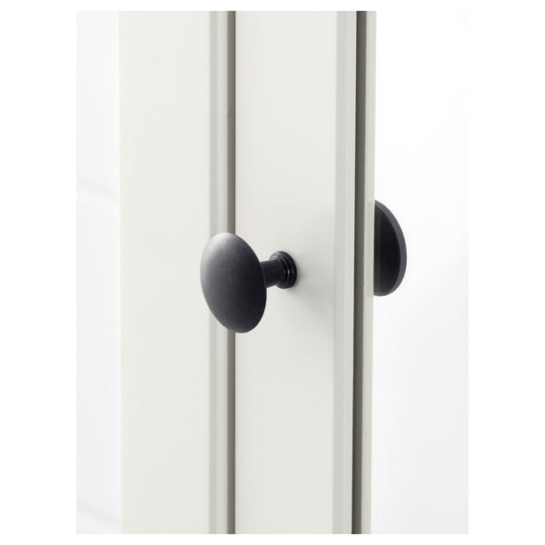 Modernt, elegant dörrhandtag i matt svart, monterat på en orörd vit dörr. Högkvalitativ, minimalistisk design.