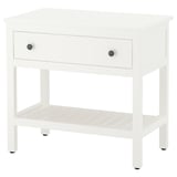 Ett vitt HEMNES nattduksbord i trä med en enda låda och en öppen hylla, med snygga runda knoppar.