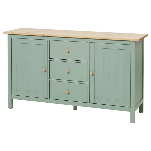 En HEMNES ljusgrön skänk med träskiva, med tre lådor och två skåpdörrar med träknoppar.