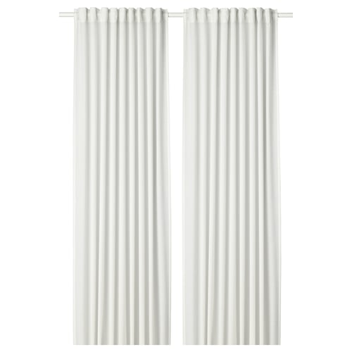 Två vita HILJA-gardiner med huvudband, snygga och minimalistiska, som hänger rakt ner.