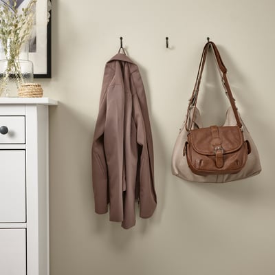 Tre väggkrokar: kappa, väska, en gratis. Håller ordning på föremålen.