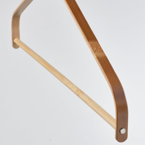 Elegant bambuhängare, mjukt böjd, med robust metallhållare, som visar naturlig träådring.