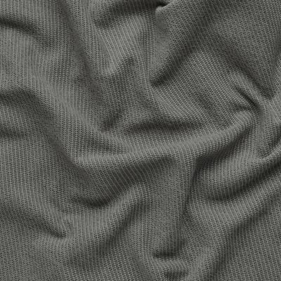 Närbild av texturerad, grå tyg soffklädsel, som visar kvalitetsväv och mjuk känsla.