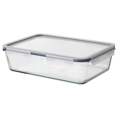 Detta är en IKEA 365+ matbehållare i klarglas med snäpplåslock, lämplig för ugnsanvändning och matförvaring.