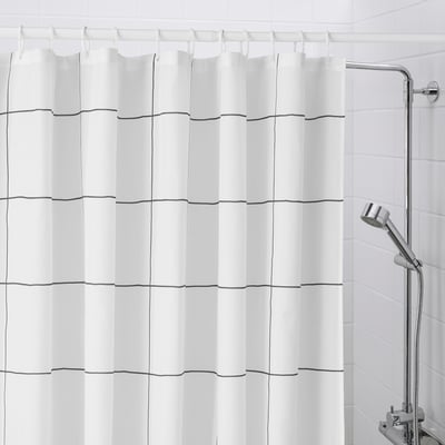 Vitt duschdraperi, JÄMTSTARR, dragna linjer, återvunnen polyester, torr yta; Täcker ett stort område bredvid duschhuvudet i krom.
