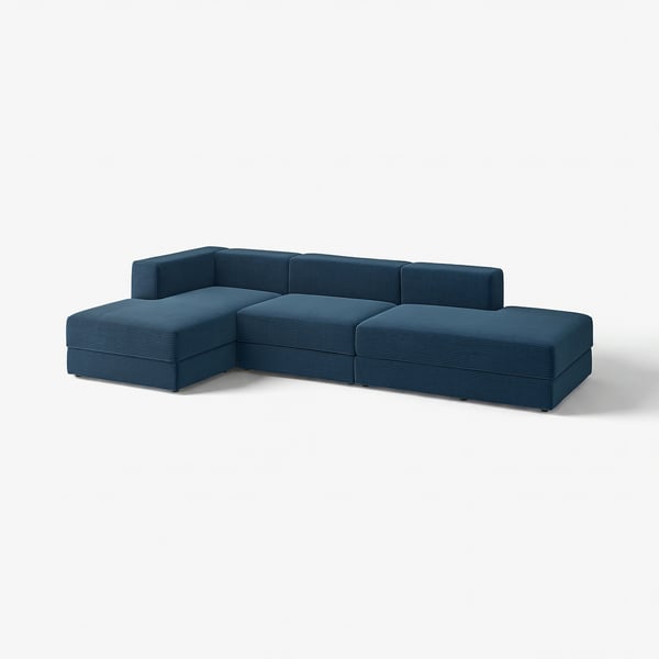 Djupblå l-formad soffa med mjuka, breda kuddar; Modern, minimalistisk design.