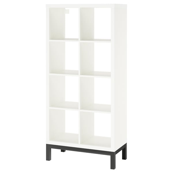 En vit hylla KALLAX med svart metallbotten, med öppna fack för förvaring.