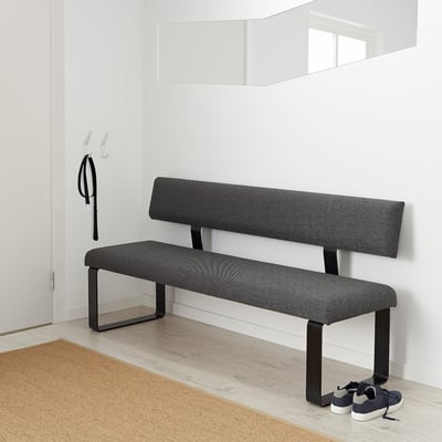 Modern bänk med vadderad sits och rygg, perfekt för hallar eller vardagsrum, svarta metallben.