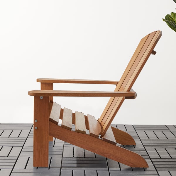 Uteplatsstol i trä, bekväm eukalyptusdesign, för avkoppling utomhus.
