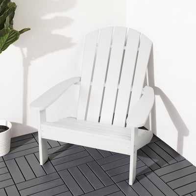 Vit KLÖVEN adirondack stol på grått däck, stor och avkopplande med hög rygg och breda armstöd.